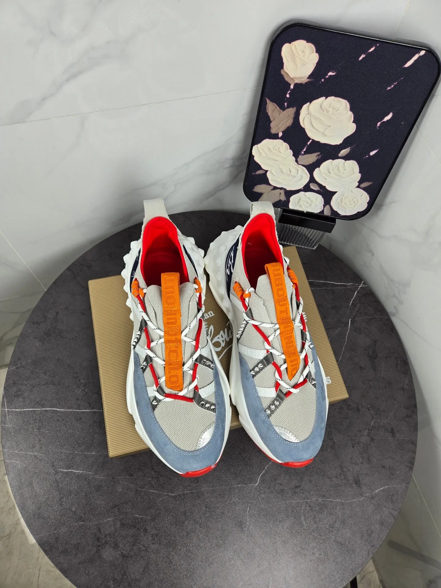 💰¥680 Original item from trendy brand Chri*stian loubou*tin, the latest series of CL red-soled shoes for casual couples. The upper is made of imported Lycra + high-density breathable fly weave, and the environmentally friendly high-elastic suction mold pad will never delaminate. The outsole is made of super non-slip and wear-resistant PU + vacuuming. Two-color combination Size: Female 35-43 Male 38-47 Comes with handbag, card, shoehorn" full package (Female 41 42 43 men 46 47 customized)